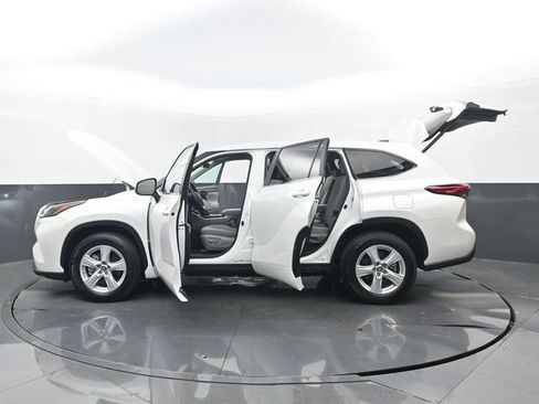 Used 2023 Toyota Highlander LE image 35