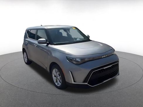 Used 2025 Kia Soul LX w/ LX Technology Package FWD image 3
