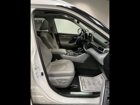 Used 2021 Toyota Highlander Limited image 25