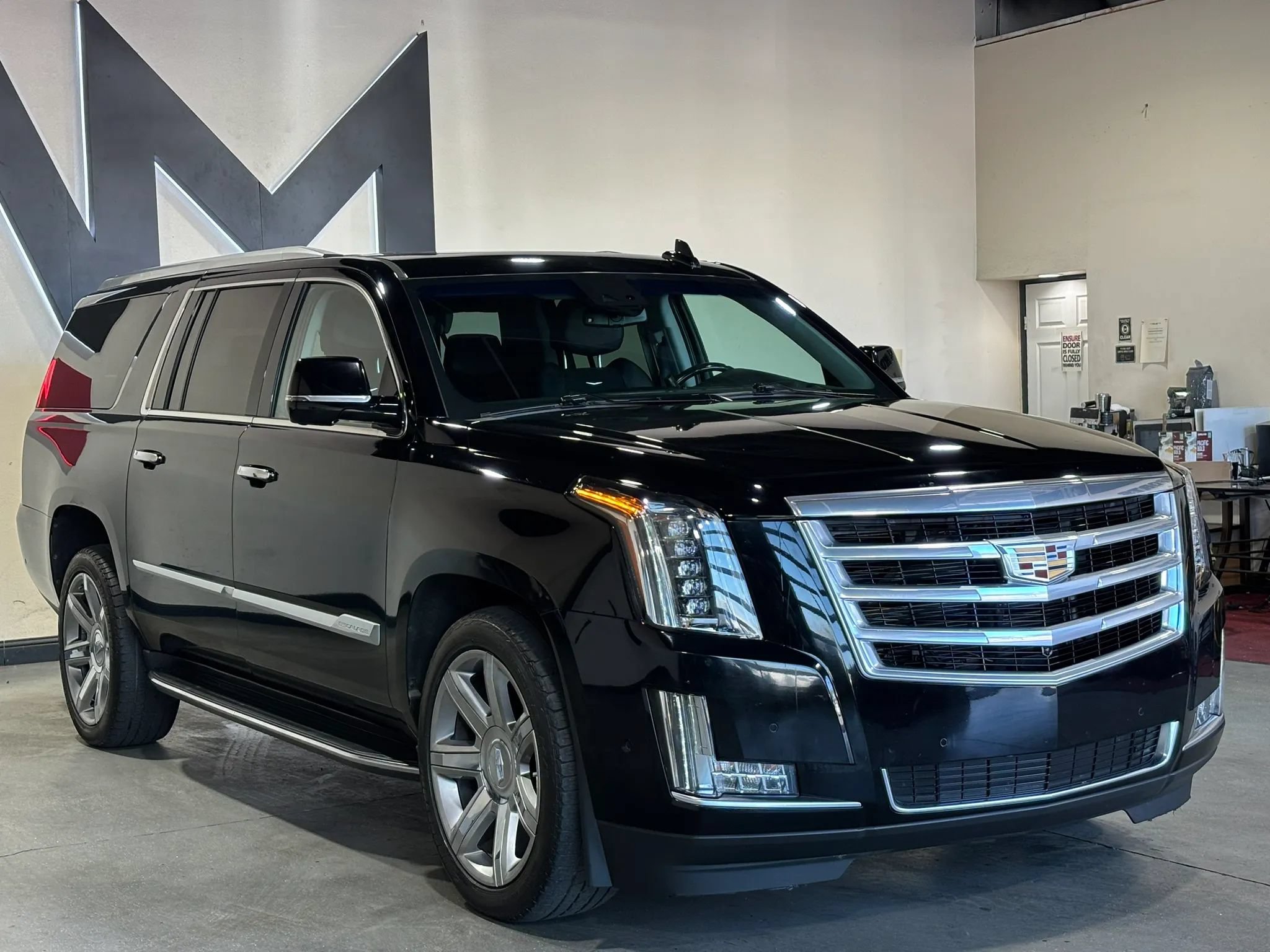 Used 2019 Cadillac Escalade ESV Luxury AWD/4WD image 2