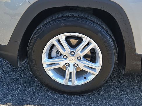 Used 2024 GMC Terrain SLE w/ Driver Convenience Package image 14