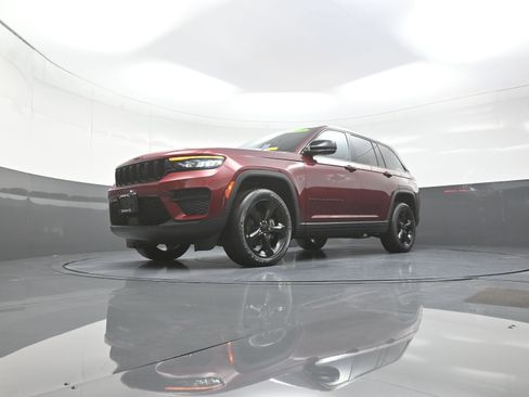 Used 2023 Jeep Grand Cherokee Altitude image 11