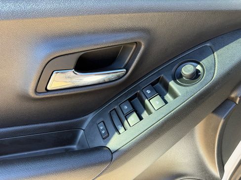 Used 2019 Chevrolet Trax LT w/ Sun & Sound Package image 13