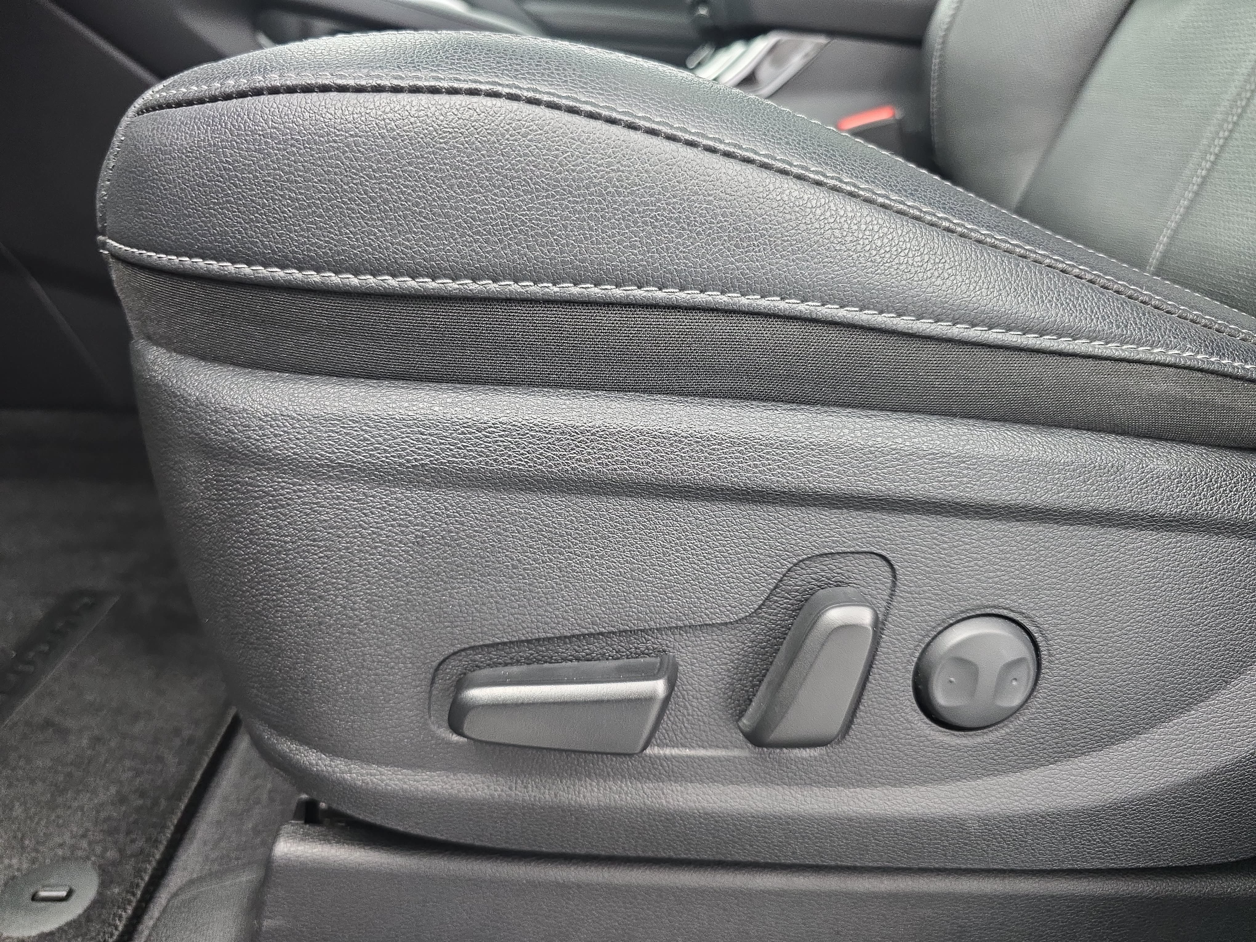 Used 2025 Kia Telluride EX w/ EX Captain's Chair Package FWD image 30