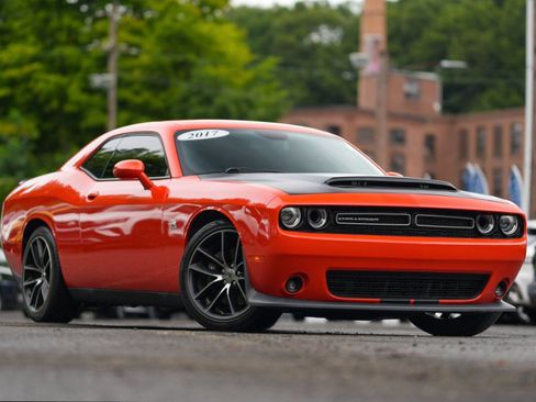 Used 2017 Dodge Challenger R/T Scat Pack RWD image 4