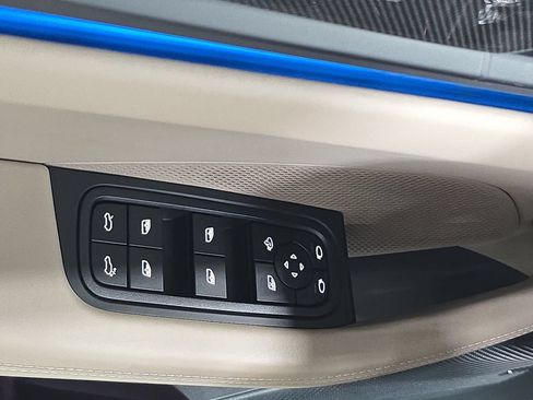Certified 2025 Porsche Macan Turbo Electric AWD/4WD image 21