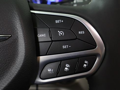 Used 2024 Chrysler Pacifica Limited FWD image 45