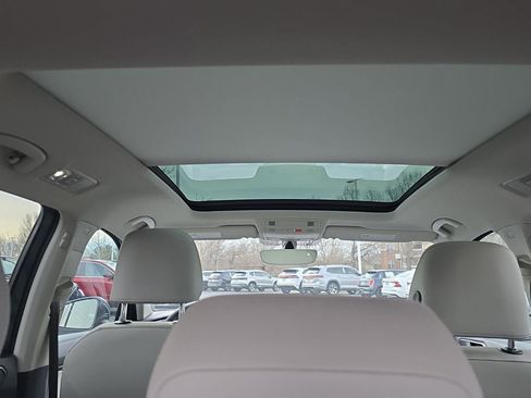 Used 2021 Volkswagen Tiguan SE image 8