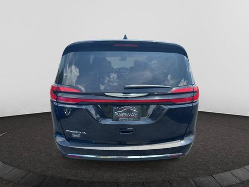 Used 2023 Chrysler Pacifica Touring-L FWD image 6