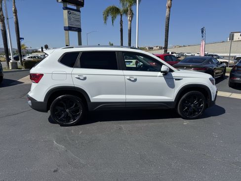 Used 2022 Volkswagen Taos SE w/ Panoramic Sunroof Package FWD image 11
