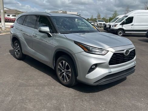Used 2021 Toyota Highlander XLE image 4