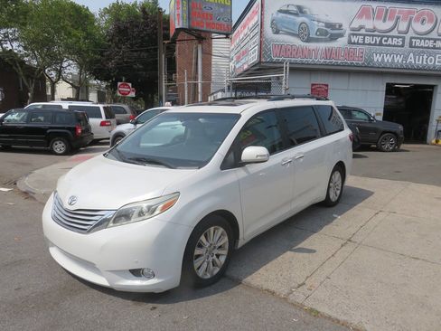 Used 2016 Toyota Sienna Limited Premium FWD image 2