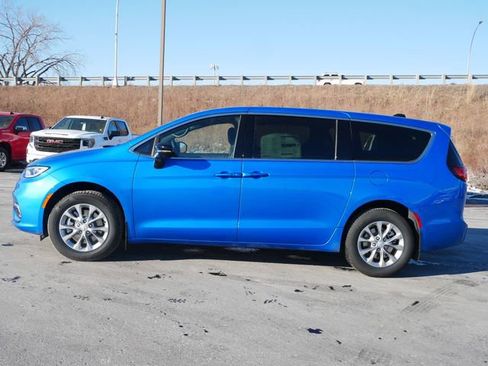 New 2026 Chrysler Pacifica Limited w/ Trailer Tow Group image 4