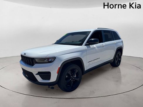 Used 2022 Jeep Grand Cherokee Altitude AWD/4WD image 7