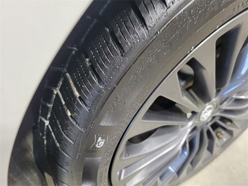 Used 2016 Toyota Avalon Touring image 10