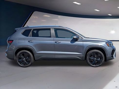 Used 2025 Volkswagen Taos SE w/ Panoramic Sunroof Package image 2