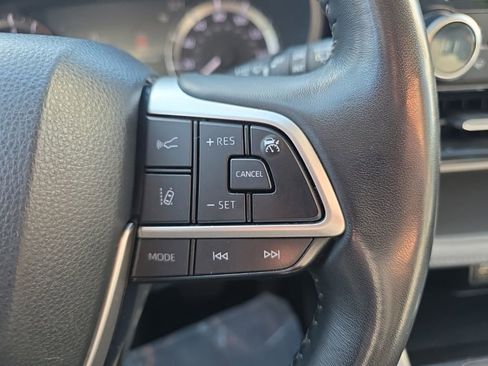 Used 2023 Toyota Highlander LE image 29