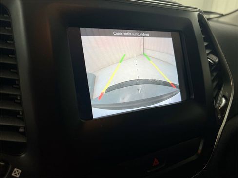 Used 2020 Jeep Cherokee Latitude image 14