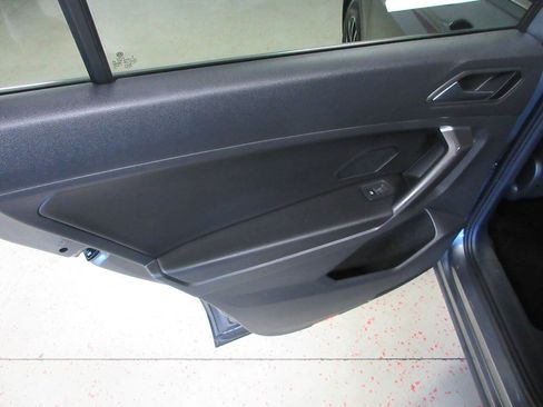 Used 2021 Volkswagen Tiguan SE AWD/4WD image 31