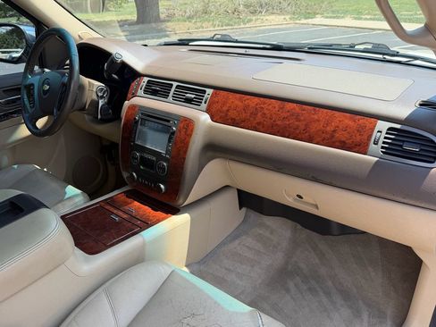 Used 2014 Chevrolet Tahoe LTZ RWD image 18