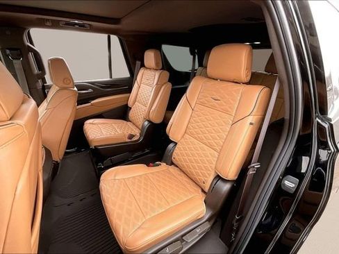 Used 2023 Cadillac Escalade Premium Luxury w/ Performance Package image 16