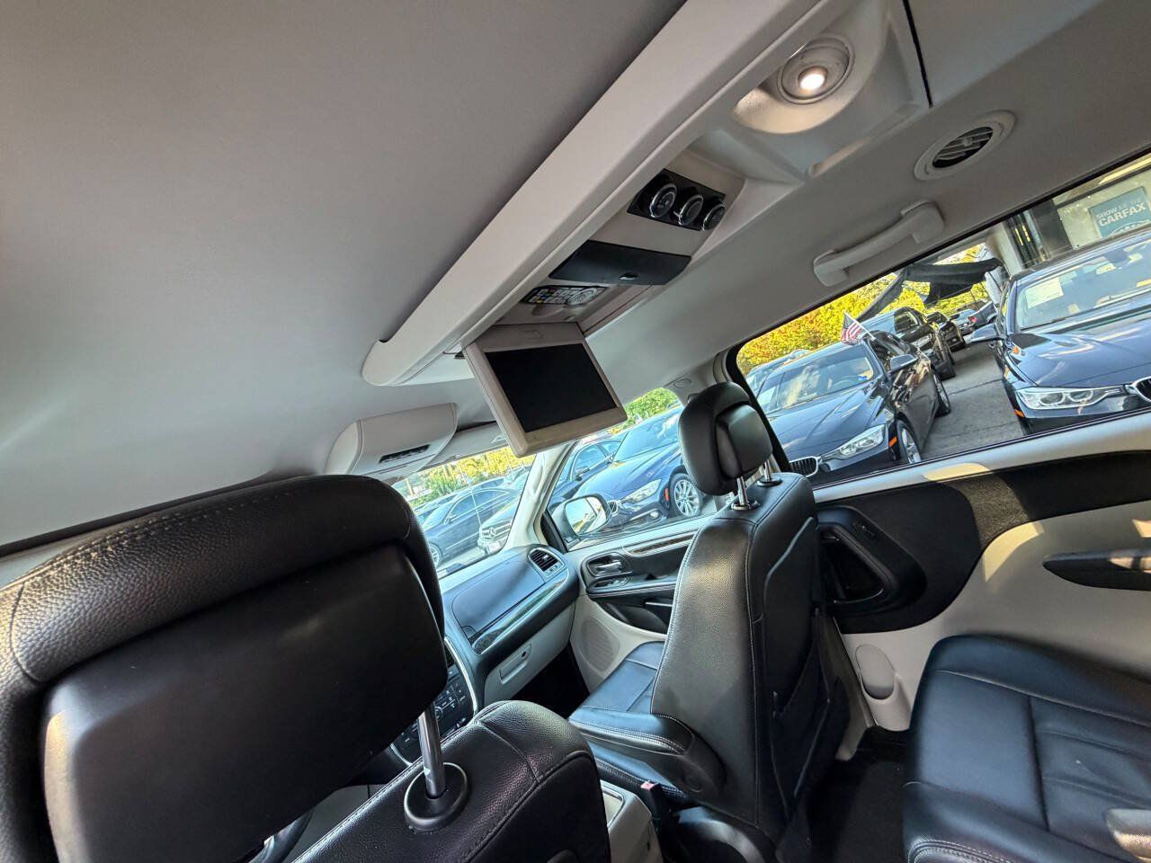 Used 2016 Chrysler Town & Country Touring FWD image 15