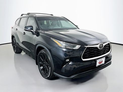 Used 2024 Toyota Highlander LE FWD image 3