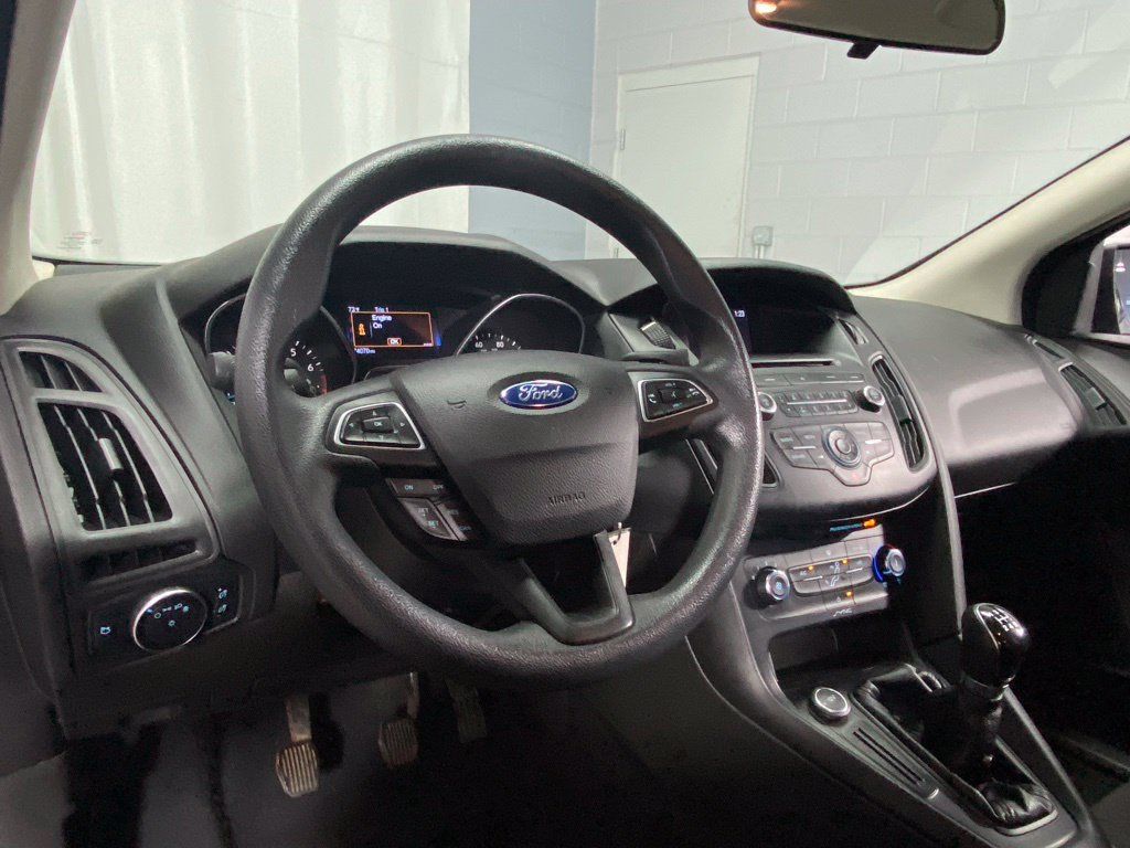 Used 2016 Ford Focus SE w/ SE Power Seat Package FWD image 17