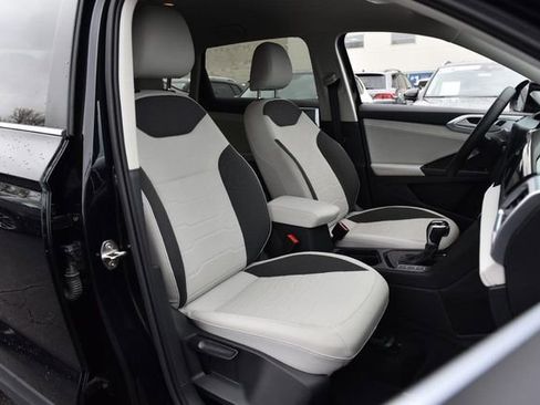 Used 2025 Volkswagen Taos SE FWD image 20