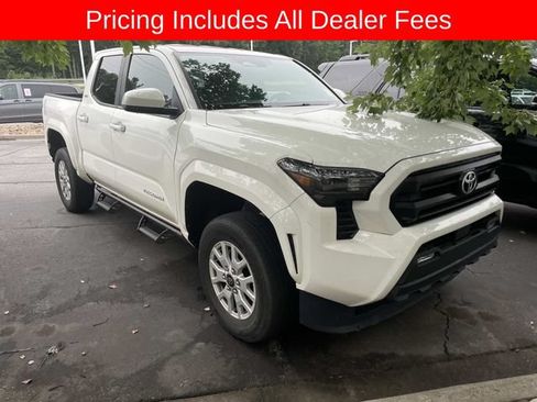 Used 2024 Toyota Tacoma SR5 AWD/4WD image 12