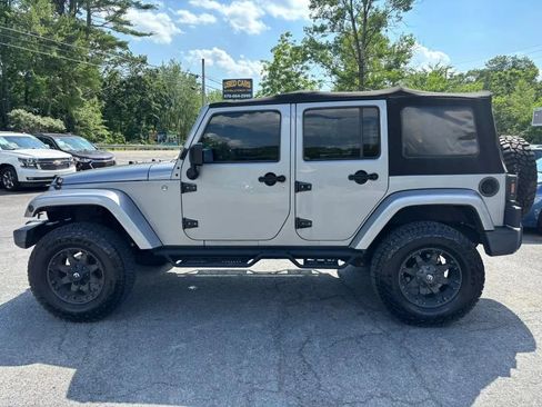 Used 2015 Jeep Wrangler Unlimited Sahara w/ Connectivity Group AWD/4WD image 5