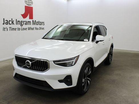 Used 2024 Volvo XC40 B5 Plus w/ Protection Package AWD/4WD image 2