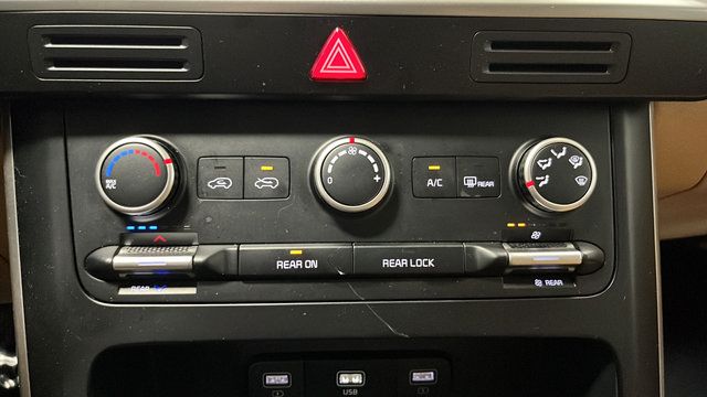 Used 2024 Kia Carnival LX FWD image 17
