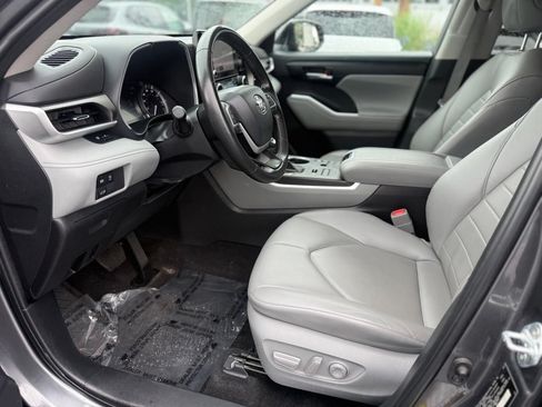 Used 2023 Toyota Highlander XLE AWD/4WD image 13