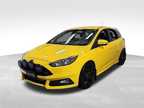 Used 2017 Ford Focus ST FWD image 4