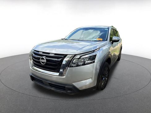 Used 2025 Nissan Pathfinder SV image 3