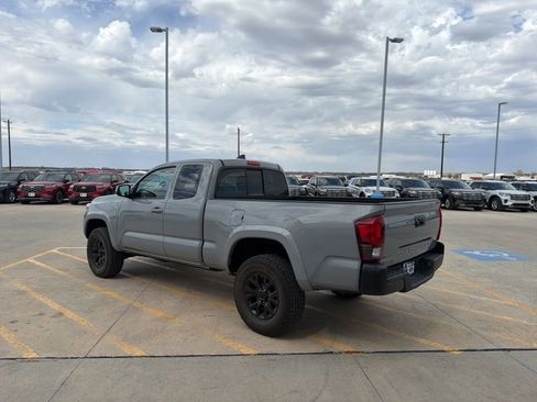 Used 2019 Toyota Tacoma SR5 w/ SR5 Appearance Package (SM) AWD/4WD image 5