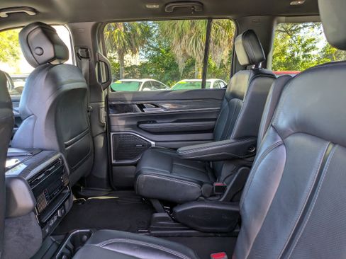 Used 2022 Jeep Wagoneer Series III w/ Flexible Seating Group image 15