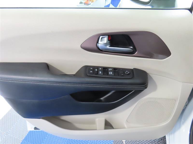 Used 2023 Chrysler Voyager LX FWD image 15