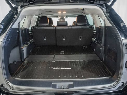 Used 2022 Toyota Highlander XLE AWD/4WD image 9
