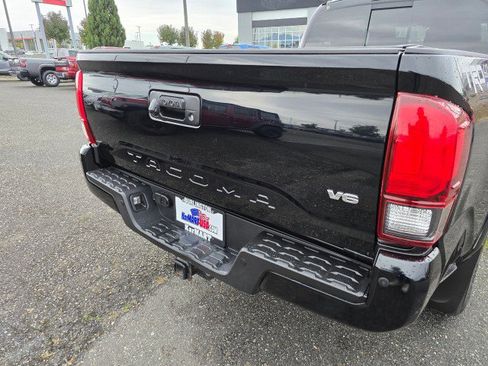 Used 2019 Toyota Tacoma TRD Sport AWD/4WD image 17