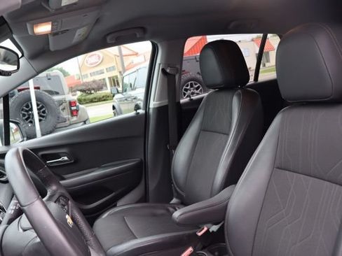 Used 2022 Chevrolet Trax LT w/ LT Convenience Package AWD/4WD image 13