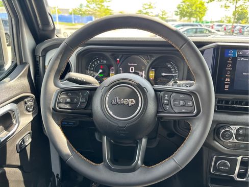 Used 2024 Jeep Wrangler Unlimited w/ Convenience Group AWD/4WD image 20