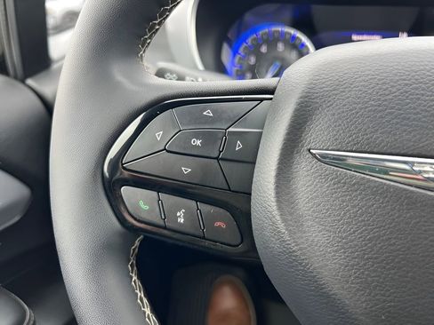 Used 2025 Chrysler Pacifica Limited FWD image 29