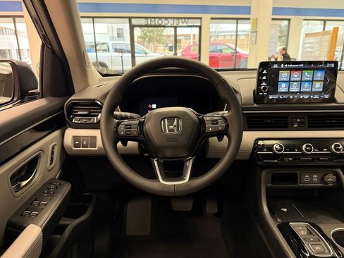 New 2025 Honda Pilot Touring image 2