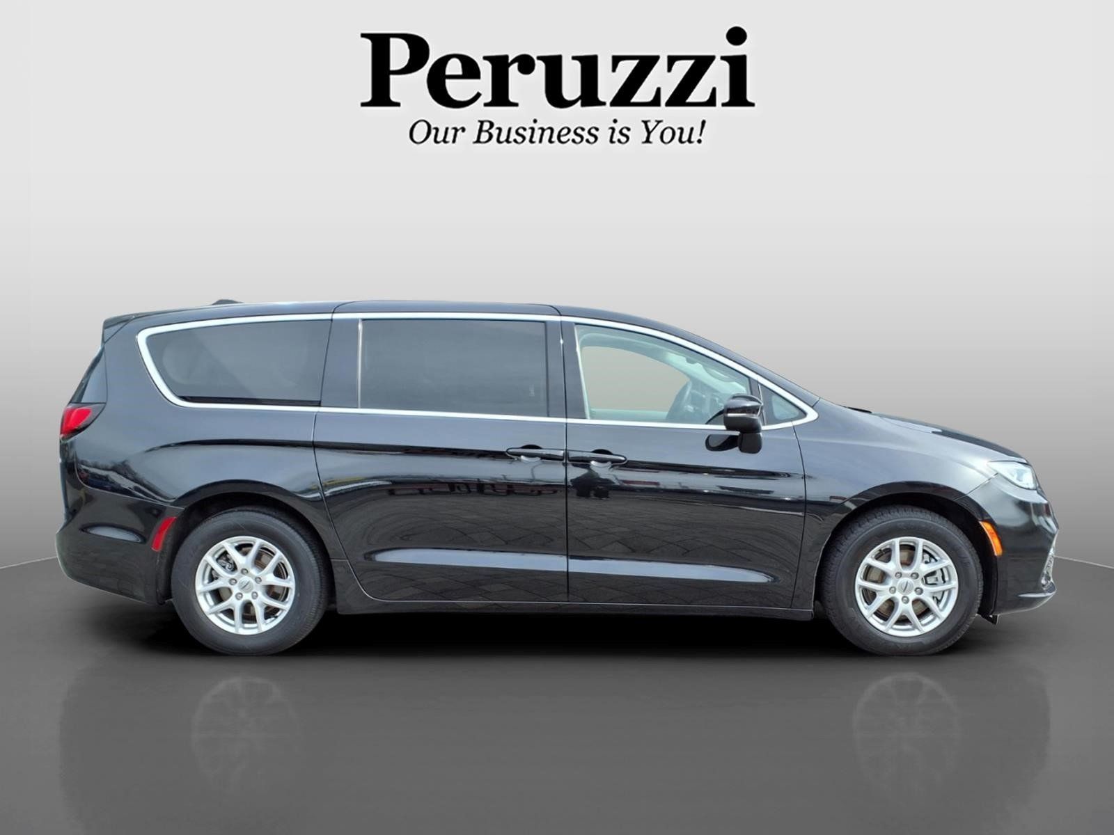 Used 2023 Chrysler Pacifica Touring-L FWD image 2