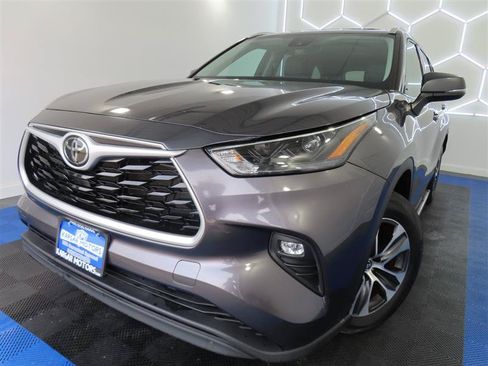 Used 2022 Toyota Highlander XLE FWD image 1