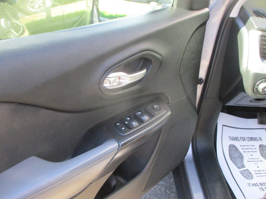 Used 2014 Jeep Cherokee Latitude AWD/4WD image 10