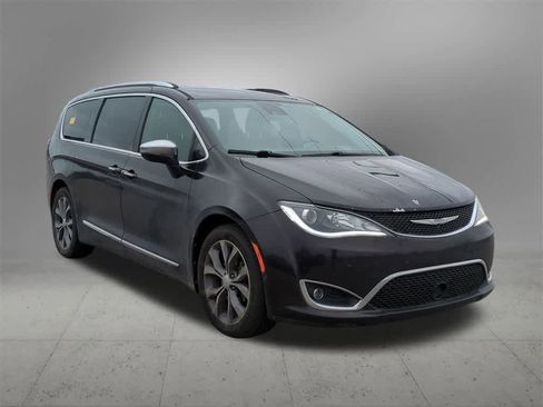 Used 2017 Chrysler Pacifica Limited image 8
