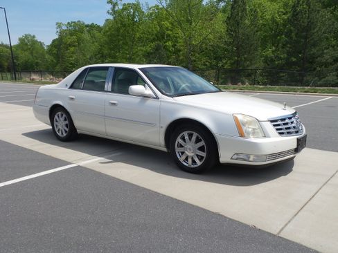 Used 2008 Cadillac DTS image 34